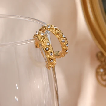 Luxusné Delicated Dizajn Pozlátené Tĺkol Textúra Crystal Spevnené Malé Okrúhle Hoop Náušnice Pre Ženu Šperky Z Nerezovej Ocele